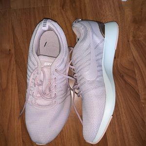 NWOT pink nike shoes!!